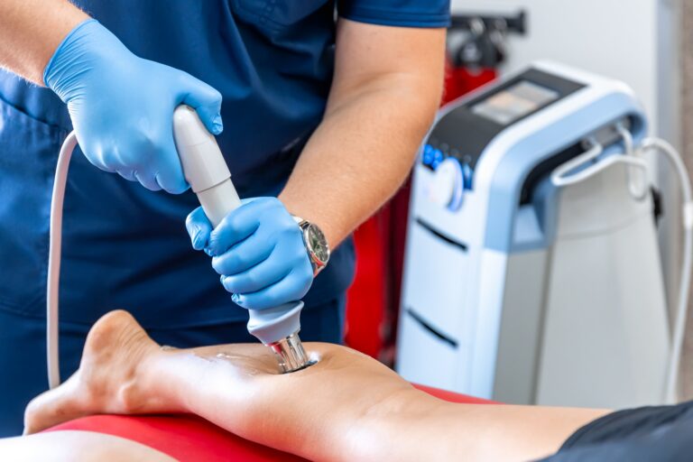 Medicul reumatolog tratează un pacient în cadrul unei consultații de specialitate în Sector 6, București.