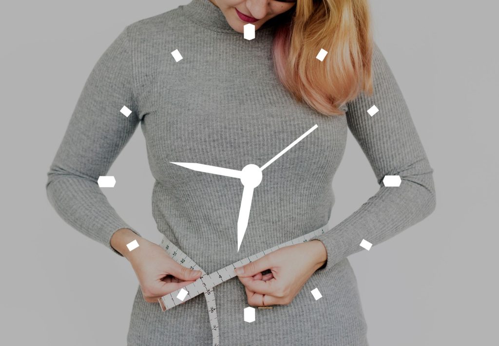 Imagine abstractă reprezentând corpul unei femei peste care este suprapus un ceas, simbolizând perimenopauza caracterizată de un dezechilibru hormonal.