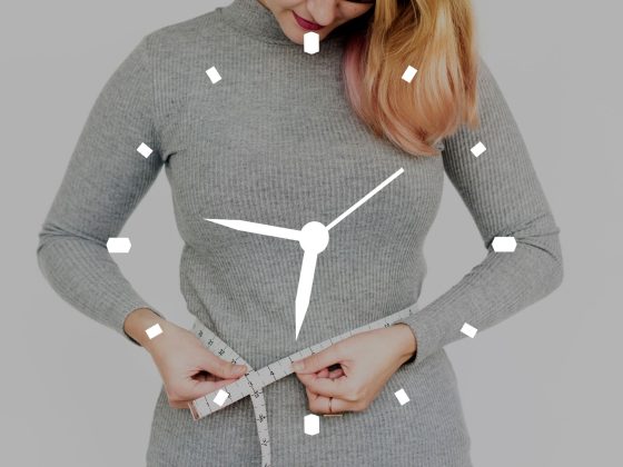 Imagine abstractă reprezentând corpul unei femei peste care este suprapus un ceas, simbolizând perimenopauza caracterizată de un dezechilibru hormonal.