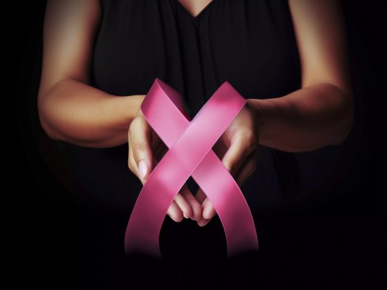 Tot mai multe femei tinere, unele chiar în jurul vârstei de 30 de ani, ajung să primească diagnosticul de cancer la sân.