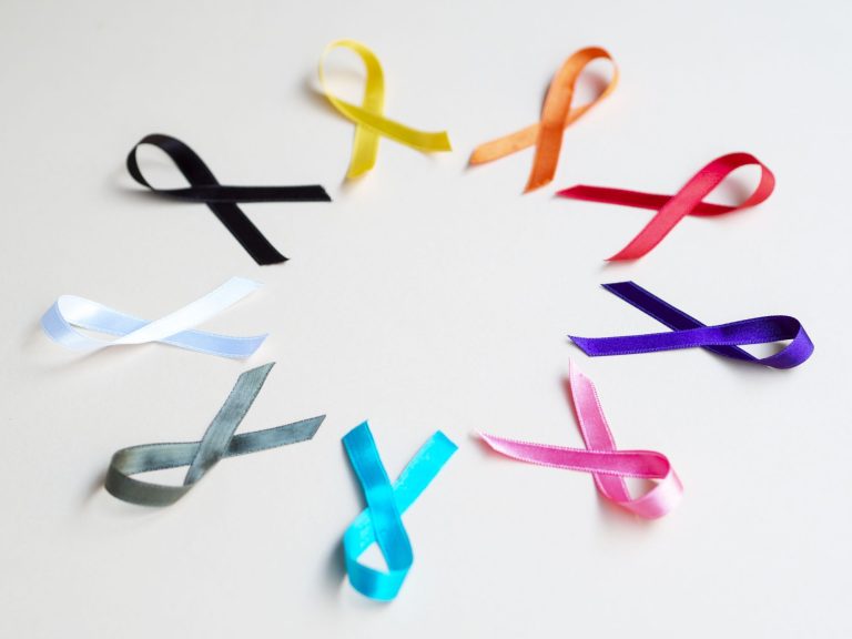 Panglici de diferite culori reprezentând tipuri de cancer, folosite pentru a ilustra subiectul oncologie modernă, investigații, diagnostic și tratament pentru afecțiuni oncologice.