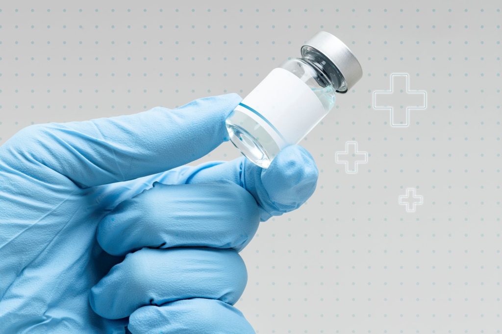 Doză de vaccin antigripal ținută de o mână cu mănușă medicală, simbol al prevenției. Gripa sezonieră rămâne o afecțiune frecventă, iar medicul de familie are un rol esențial în evaluarea riscurilor.