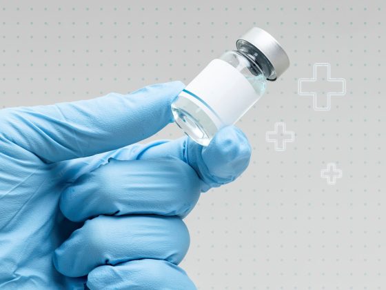 Doză de vaccin antigripal ținută de o mână cu mănușă medicală, simbol al prevenției. Gripa sezonieră rămâne o afecțiune frecventă, iar medicul de familie are un rol esențial în evaluarea riscurilor.