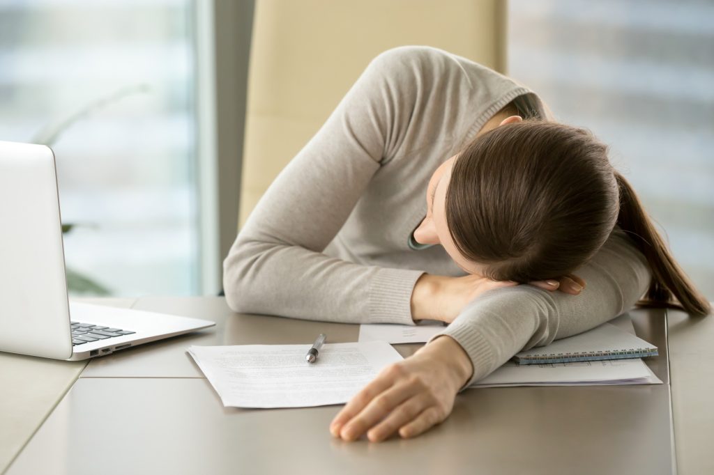 Persoană care resimte oboseală cronică persistentă, asociată cu afectarea sistemului nervos