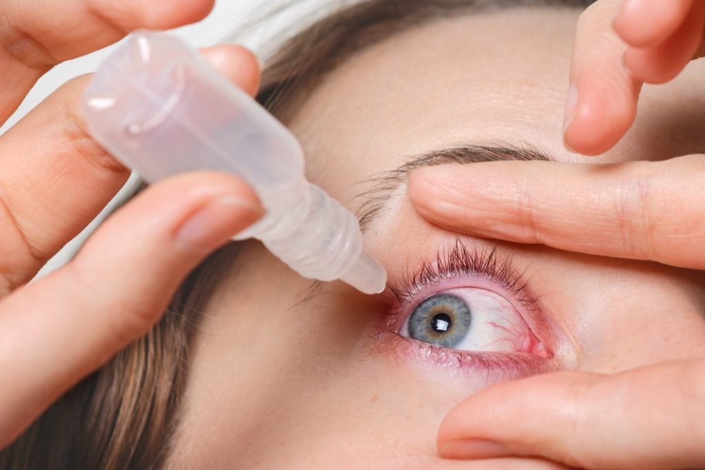 Picături pentru sindromul de ochi uscați aplicate pentru ameliorarea disconfortului ocular. Tratament cu lacrimi artificiale