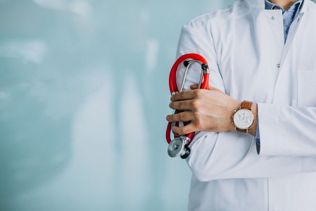 Medic cu stetoscop în cabinet în timpul unui control preventiv în medicina de familie.