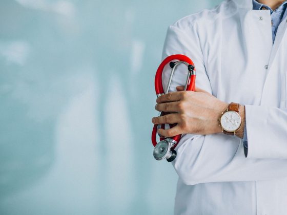 Medic cu stetoscop în cabinet în timpul unui control preventiv în medicina de familie.